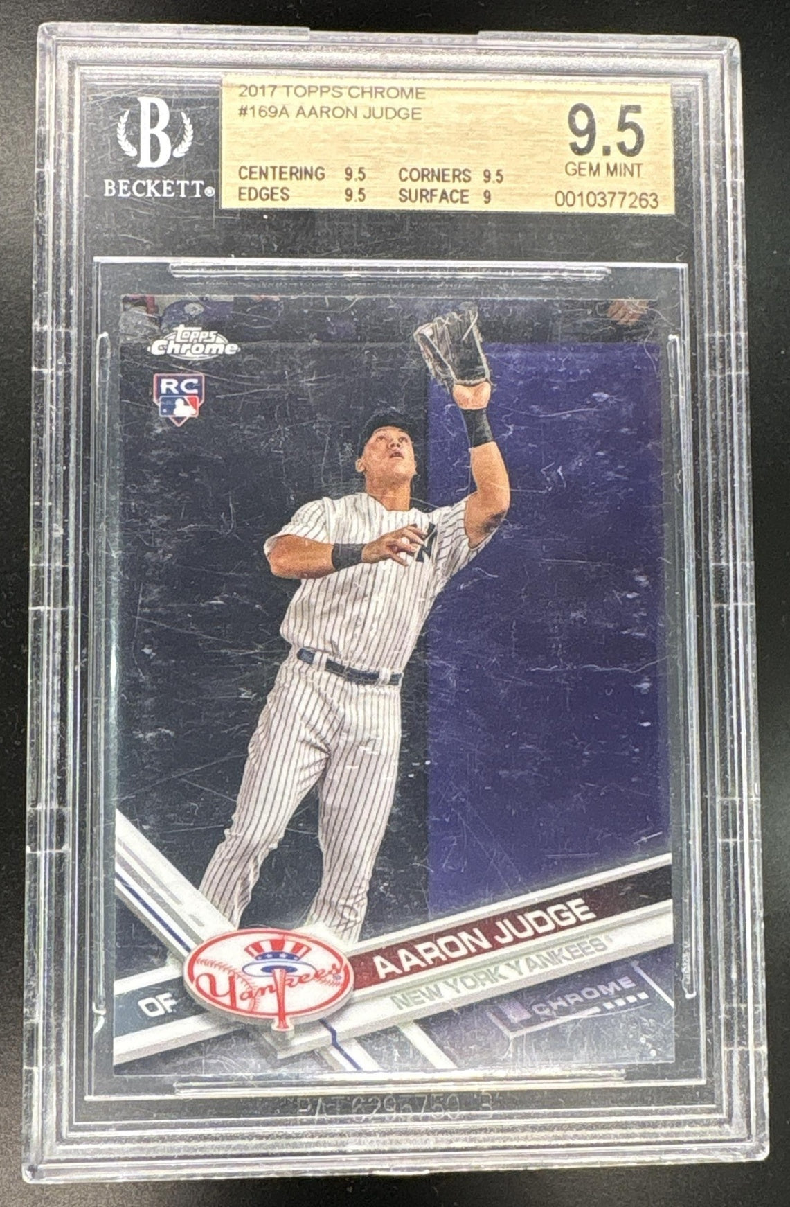 2017 Topps Chrome Catching Aaron Judge #169 /250 BGS 9.5