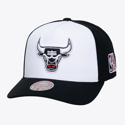Mitchell & Ness Chicago Bulls White/Black Hardwood Classics Legendary Away Pro Pinch Snapback Hat