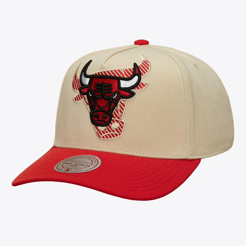 Mitchell & Ness Chicago Bulls Cream/Red Off Tilted Pro Pinch Snapback Hat